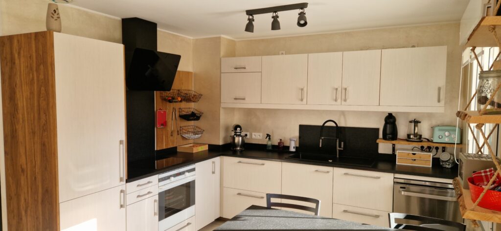 Covering cuisine – résultat après pose CoverStyl, rénovation sans travaux | AJ Covering Luxembourg