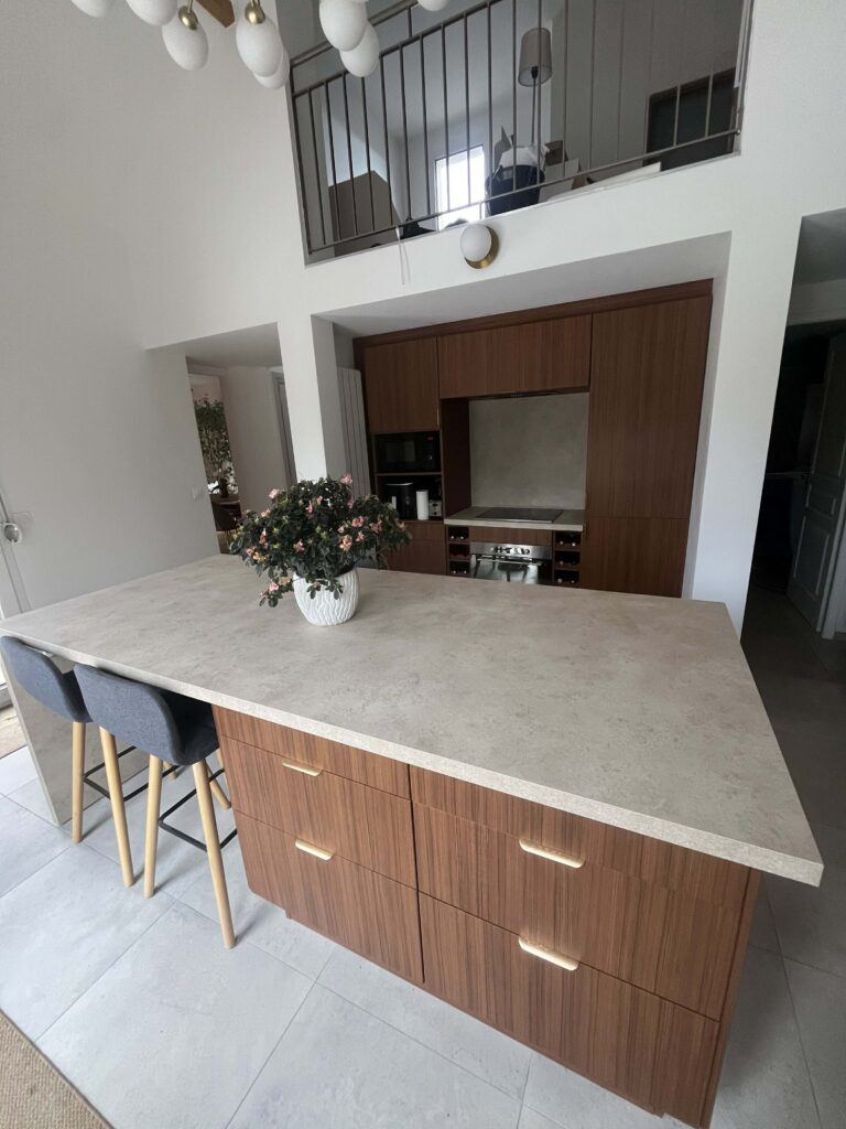 Cuisine moderne rénovée avec technique de covering sur meuble permettant de transformer un mobilier sans remplacer la cuisine