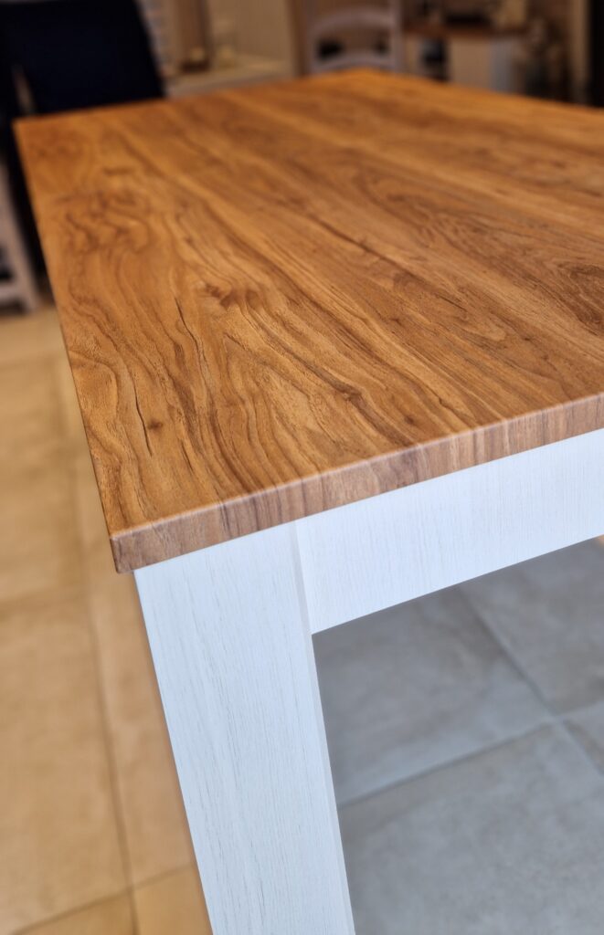 Table rénovée avec covering effet bois réaliste permettant de transformer un meuble sans le remplacer